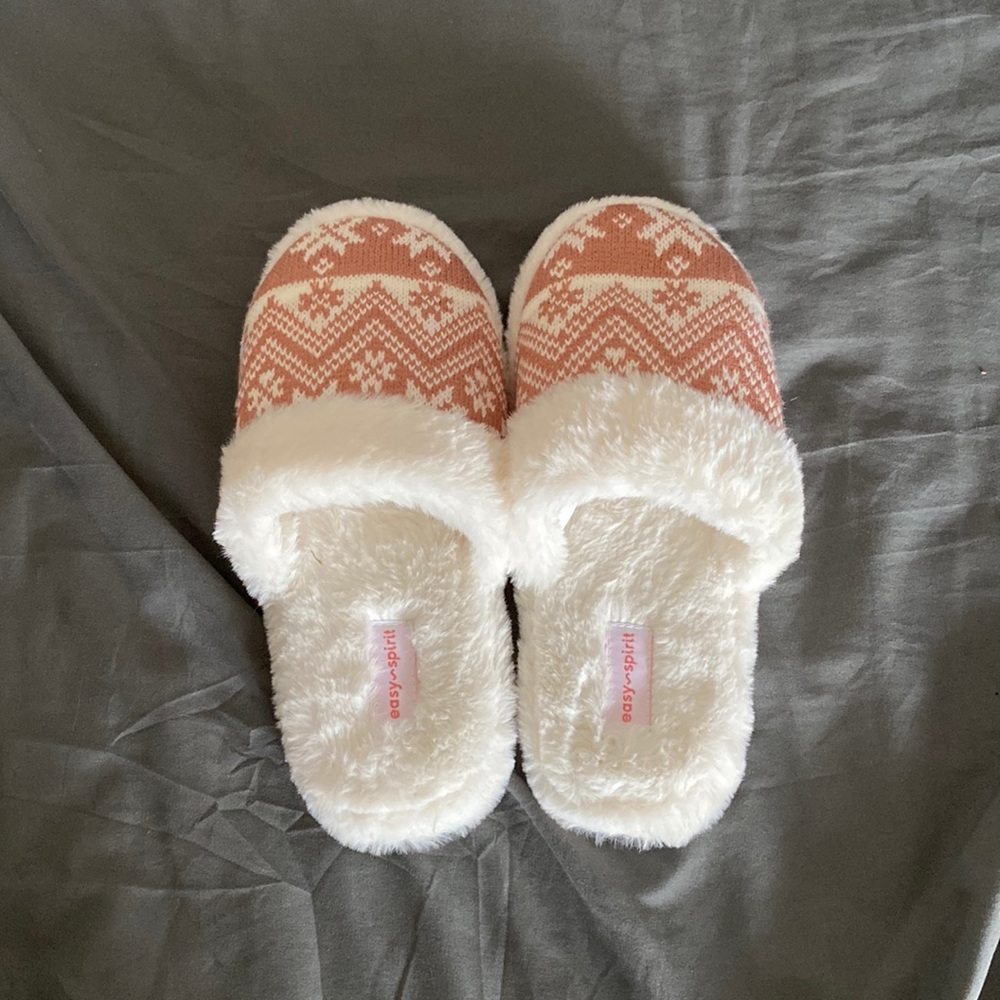 Really fuzzy they’ve never been worn and they’re a size 7 in women